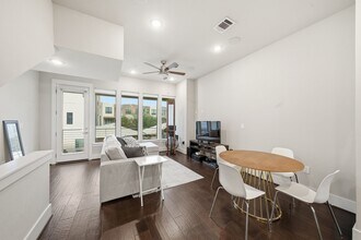 2401 Crawford St in Houston, TX - Building Photo - Building Photo