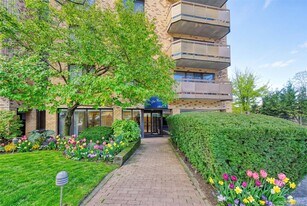 141 Great Neck Rd in Great Neck Plaza, NY - Building Photo