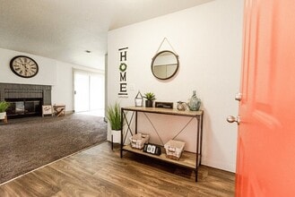 Crown Pointe Apartments in Tacoma, WA - Building Photo - Building Photo