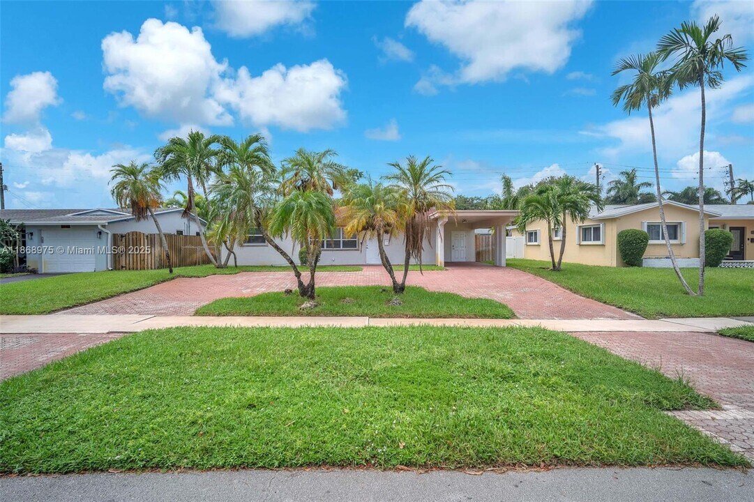 2112 N 32nd Ct in Hollywood, FL - Building Photo