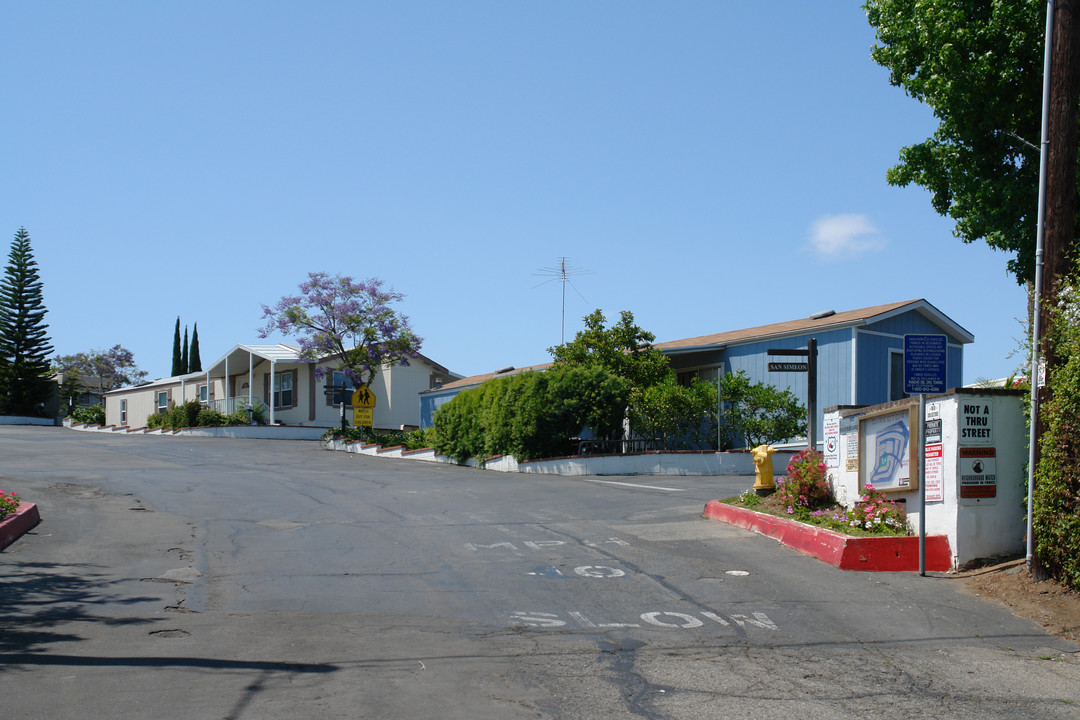 Estrella de Oro in Vista, CA - Building Photo