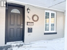 1529 Queen St E in Toronto, ON - Building Photo