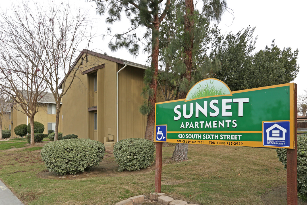 Sunset Apartments in Kerman, CA - Foto de edificio