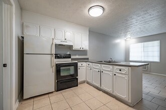 Twin Pines Apartments in Macon, GA - Building Photo - Building Photo