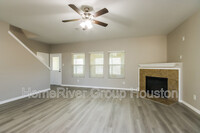 8231 Rosemary Drive in Baytown, TX - Foto de edificio - Building Photo