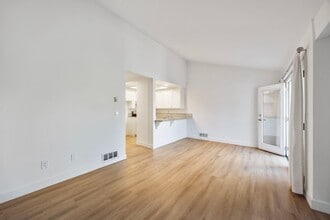 16952 Pacific Coast Hwy in Huntington Beach, CA - Building Photo - Building Photo