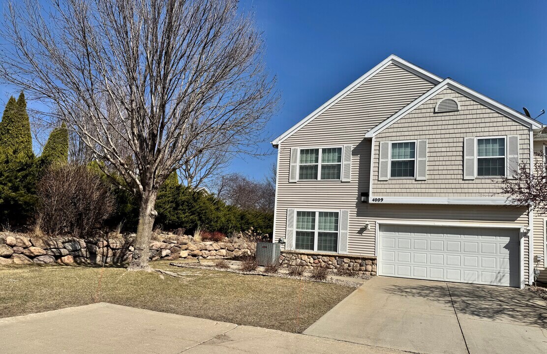 4009 NE Rosewood Ln in Ankeny, IA - Building Photo