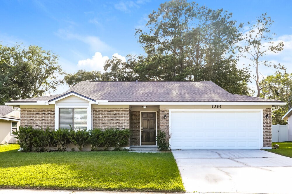 8366 Knotts Landing Dr E in Jacksonville, FL - Building Photo
