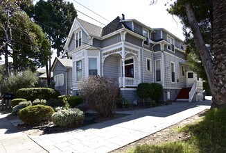 2122 Buena Vista Ave in Alameda, CA - Foto de edificio - Building Photo