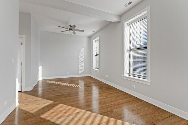350 W Dickens Ave, Unit 2105-03 in Chicago, IL - Foto de edificio - Building Photo