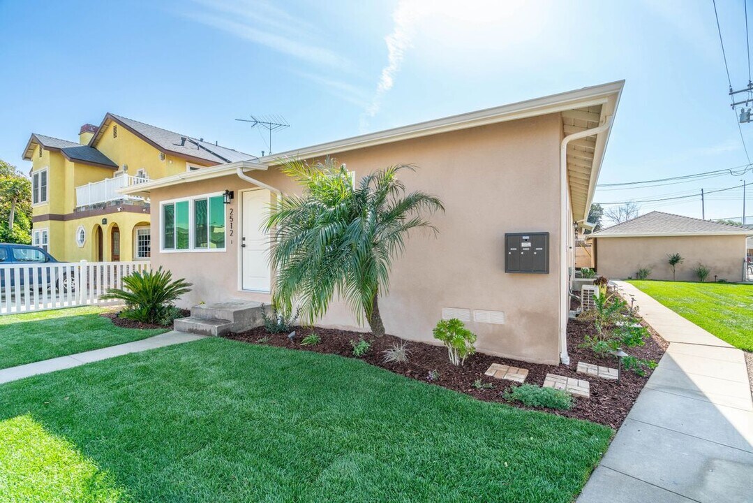 2512 E Adams St in Carson, CA - Building Photo