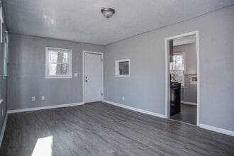 112 S Home St in Independence, MO - Building Photo - Building Photo