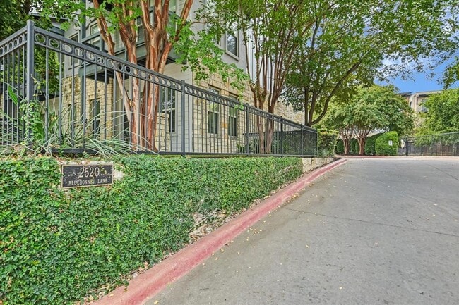 property at 2520 Bluebonnet Ln