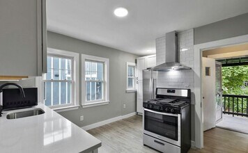 256 Main St, Unit 2 in Medford, MA - Foto de edificio - Building Photo