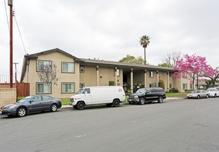 Courtyard Gardens in Tustin, CA - Foto de edificio - Building Photo