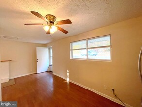 405 Clubhouse Dr in Lusby, MD - Foto de edificio - Building Photo