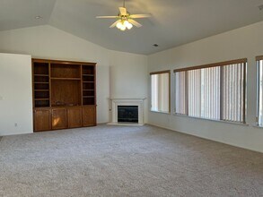 686 Millbrook St in Hanford, CA - Building Photo - Building Photo