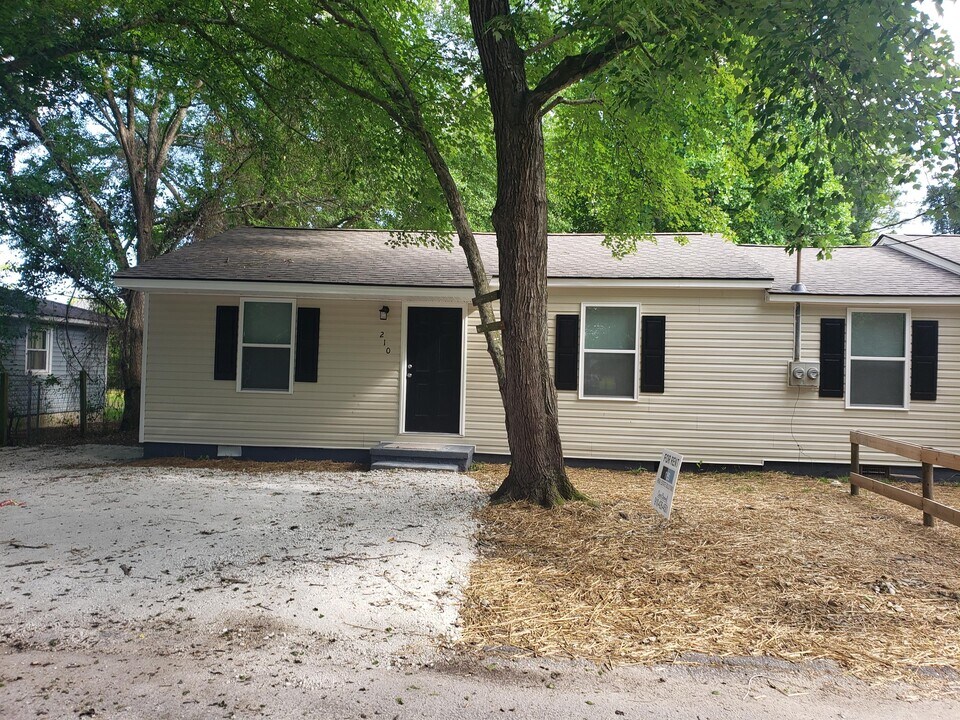 210 Lee St in Spring Lake, NC - Building Photo