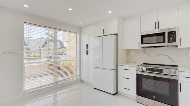 933 NE 24th Ave in Hallandale Beach, FL - Building Photo - Building Photo