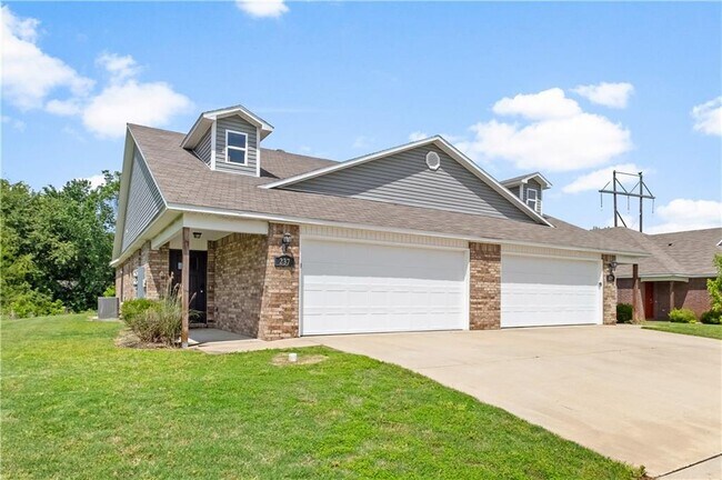 237 N Broadway Dr in Farmington, AR - Building Photo - Building Photo