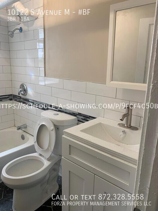 10122 S Ave M in Chicago, IL - Building Photo