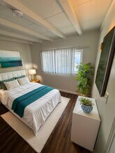 320 7th St, Unit 7 in Seal Beach, CA - Foto de edificio - Building Photo