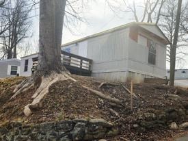 1075 Sweeten Creek Rd in Asheville, NC - Building Photo