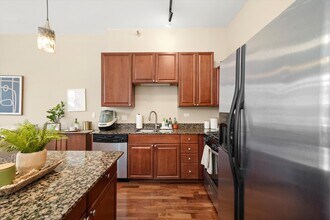 901 W Madison St, Unit 715 in Chicago, IL - Building Photo - Building Photo