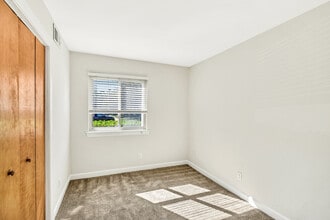 Waterford Apartments in Virginia Beach, VA - Building Photo - Building Photo