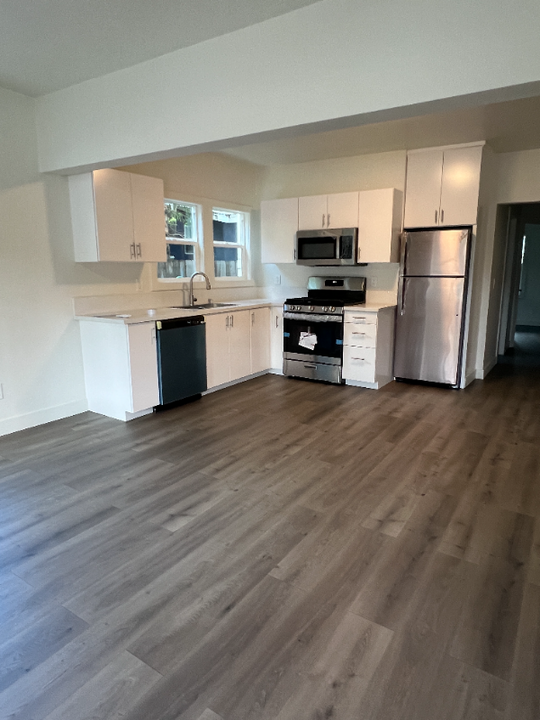 126 Orange Ave in Long Beach, CA - Building Photo
