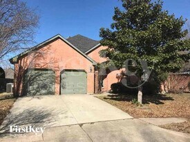 403 Jennifer Ln in Arlington, TX - Building Photo