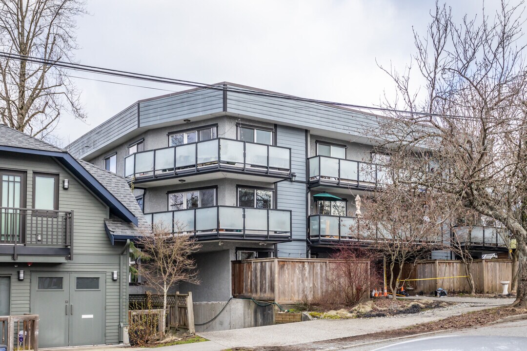 Landmark Place in Vancouver, BC - Building Photo