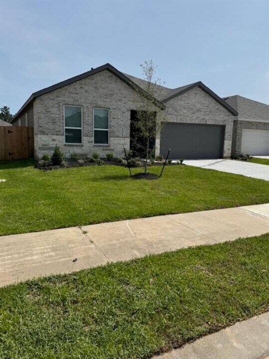 10321 Woodhill Spa Ln in Cleveland, TX - Building Photo