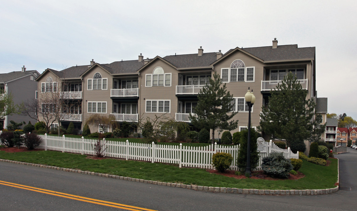 Normandy Village in Nanuet, NY - Foto de edificio