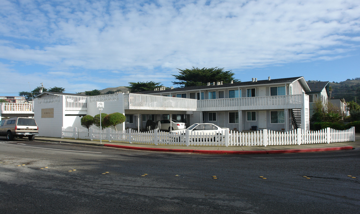 2421 Palmetto Ave in Pacifica, CA - Building Photo