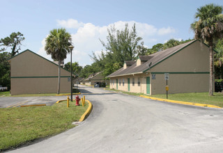 Pines On Stacy Apartment Homes in West Palm Beach, FL - Foto de edificio - Building Photo