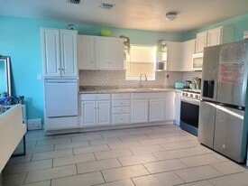 26D 11th Ave, Unit House in Stock Island in Stock Island, FL - Foto de edificio - Building Photo