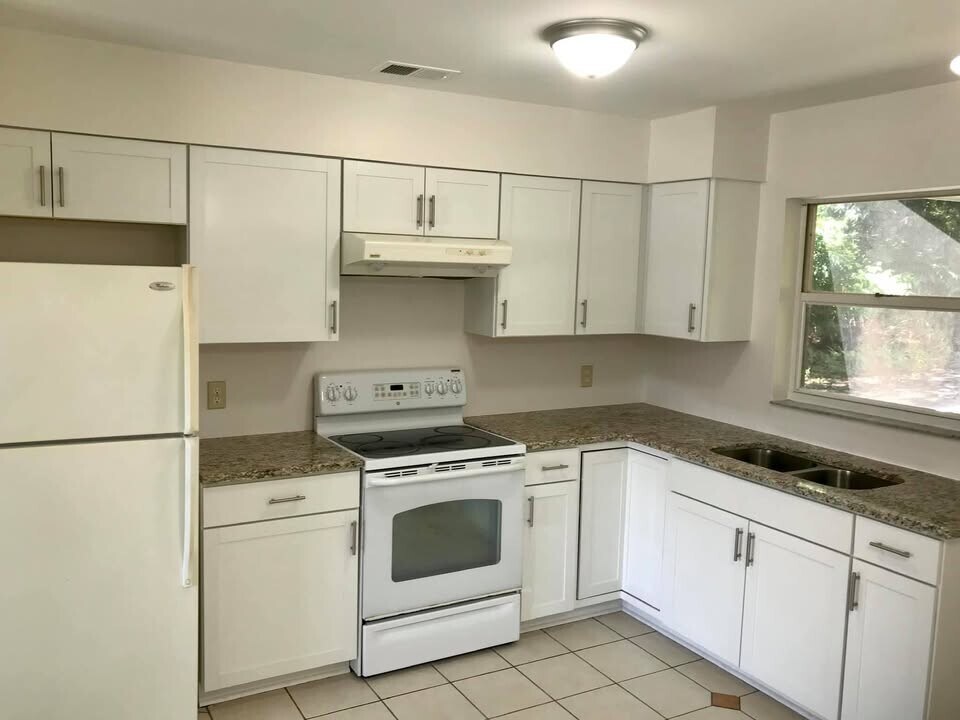 10452 Kidron Ave in Englewood, FL - Building Photo