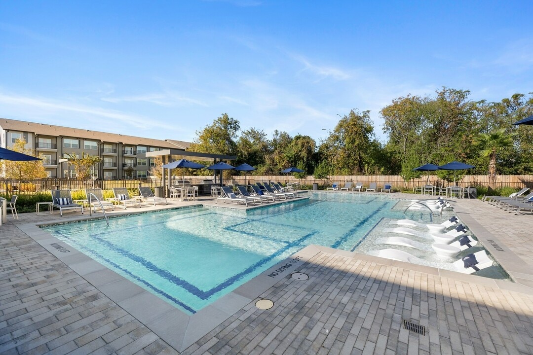 Birchway Perry Road in Houston, TX - Foto de edificio