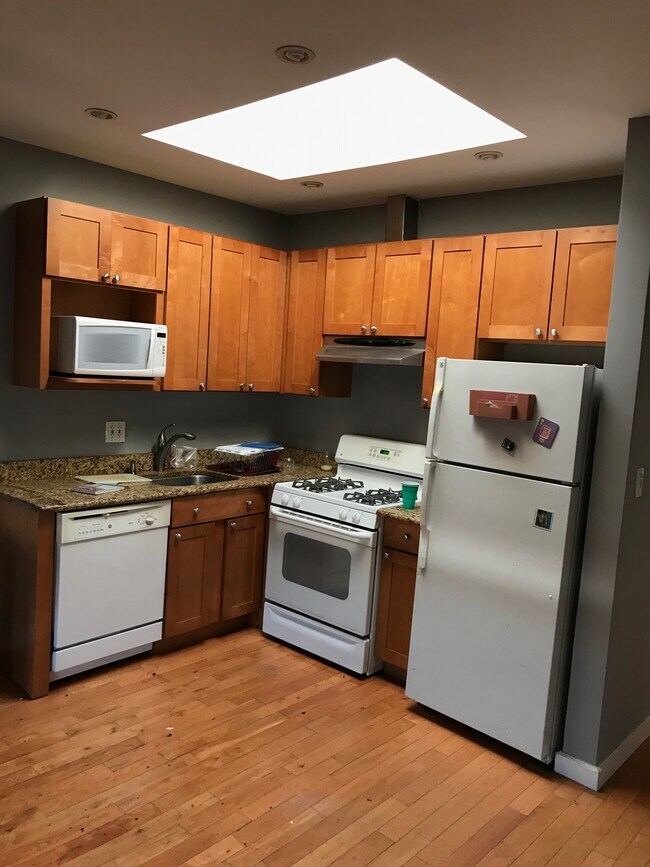 8534 126th St, Unit Kew gardens 2 bedroom in Kew Gardens, NY - Building Photo - Building Photo