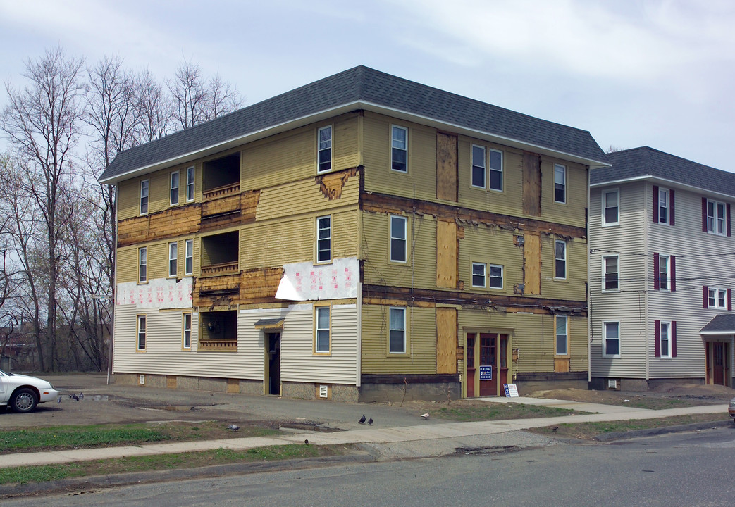 82 Rivers Ave in Chicopee, MA - Foto de edificio