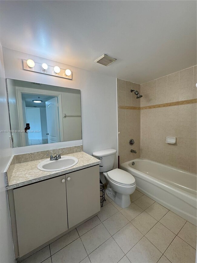 9300 Fontainebleau Blvd, Unit 110 in Miami, FL - Building Photo - Building Photo