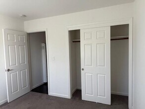 467 Clinton St in Redwood City, CA - Building Photo - Building Photo