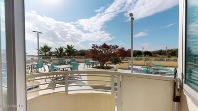 2060 Beach Blvd, Unit 103 in Biloxi, MS - Foto de edificio - Building Photo