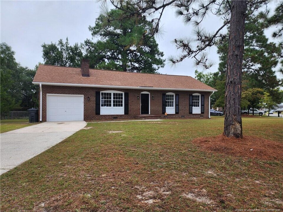 3551 Pioneer Dr in Hope Mills, NC - Building Photo