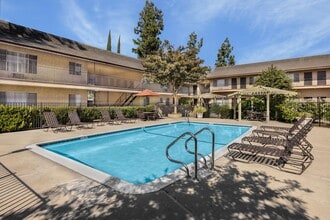 The Oaks Apartments in Santee, CA - Foto de edificio - Building Photo
