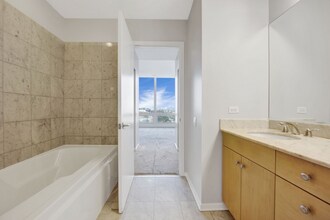 500 W Superior St, Unit 710 in Chicago, IL - Building Photo - Building Photo