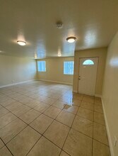617, 617 1/2, 619 W 83rd St. in Los Angeles, CA - Foto de edificio - Building Photo