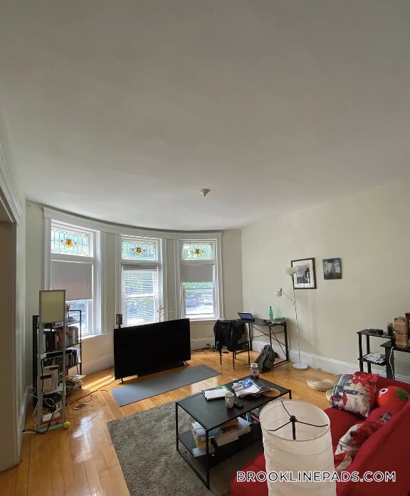 1822 Beacon St in Brookline, MA - Building Photo