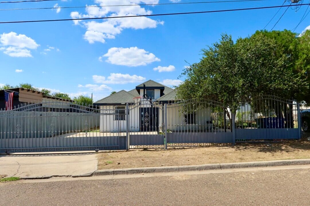 4544 La Cienega Ln in Laredo, TX - Building Photo